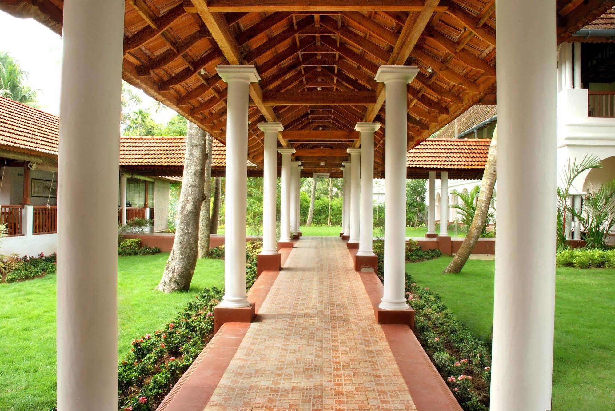 Lemon Tree Vembanad Lake Resort, Kerala Alappuzha Bagian luar foto